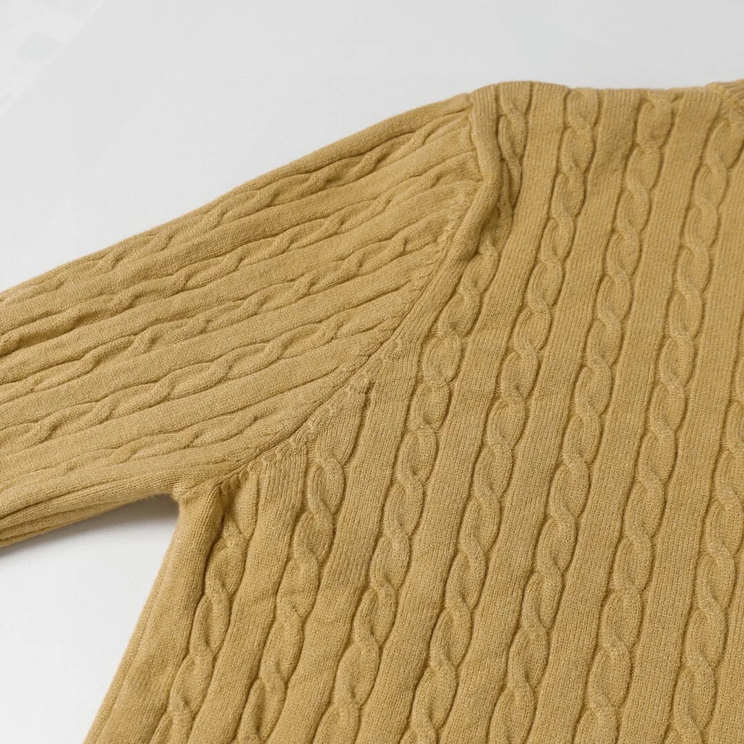 P166 Style No.: 602 -Ralph Lauren RL cardigan with classic war horse logo embroidery on the chest, long-sleeved sweater sweater jacket -The item is made of custom-dyed and custom-spun yarn, purchased from the original version. A full set of customized accessories. Details determine success or failure. Heavy new autumn and winter style. The weight of the item is as high as 800 grams. It is soft and delicate and does not tie the body. The upper body effect is very nice. Loose fit. Women's style. -Color: black, off-white, milk tea, light gray, dark gray. Navy blue red khaki red - Size: S / M / L S size 80-100 catties M size 100-120 catties Large size 120-135 catties